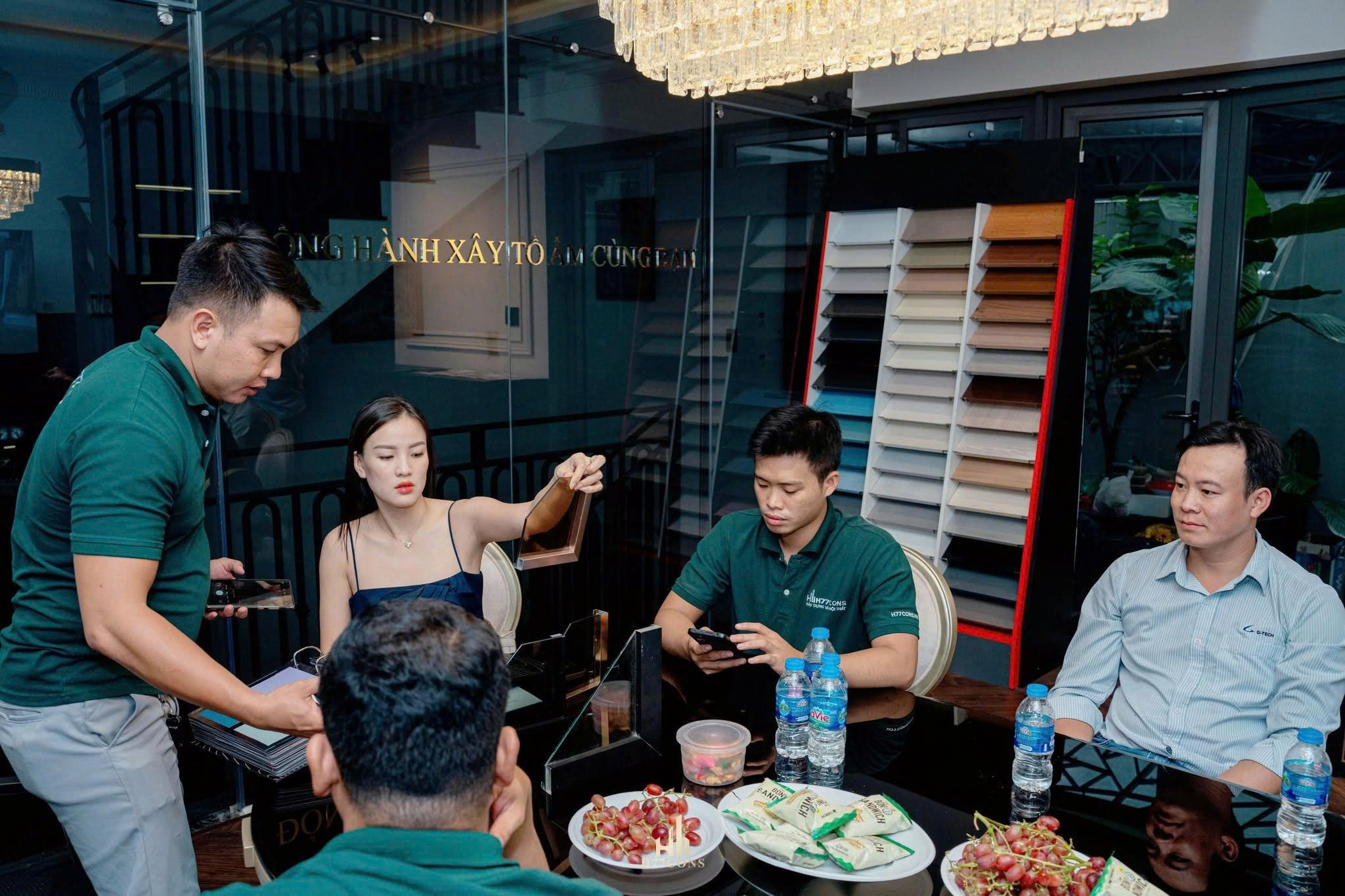 Đội ngũ H77CONS trao đổi và tư vấn phương án với khách hàng