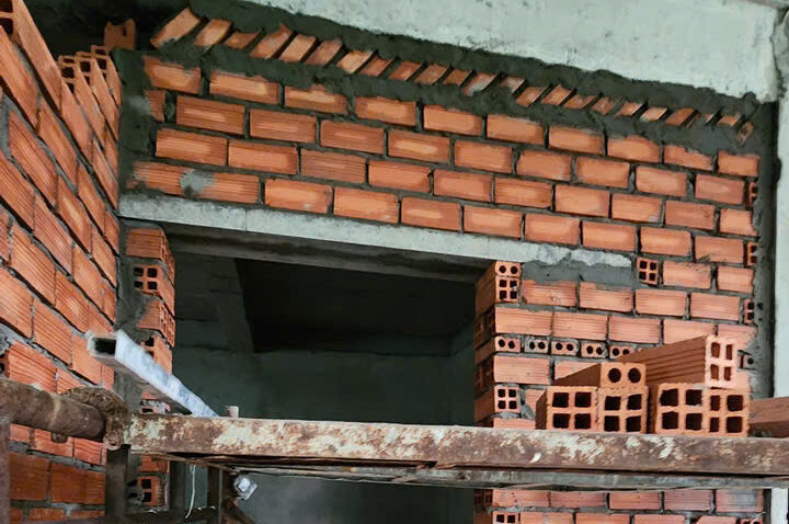 Hình ảnh tường xây thô bởi đội ngũ công nhân H77CONS