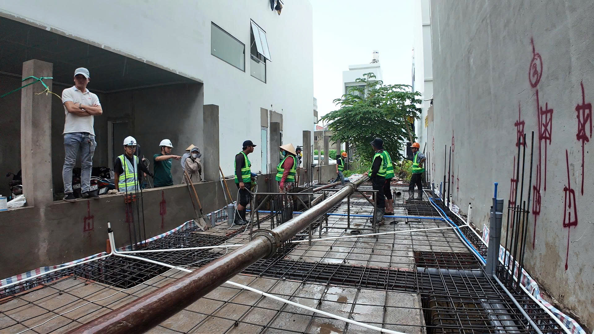 Hình ảnh đội ngũ công nhân H77CONS thi công móng Nhà phố Dr. Nguyên