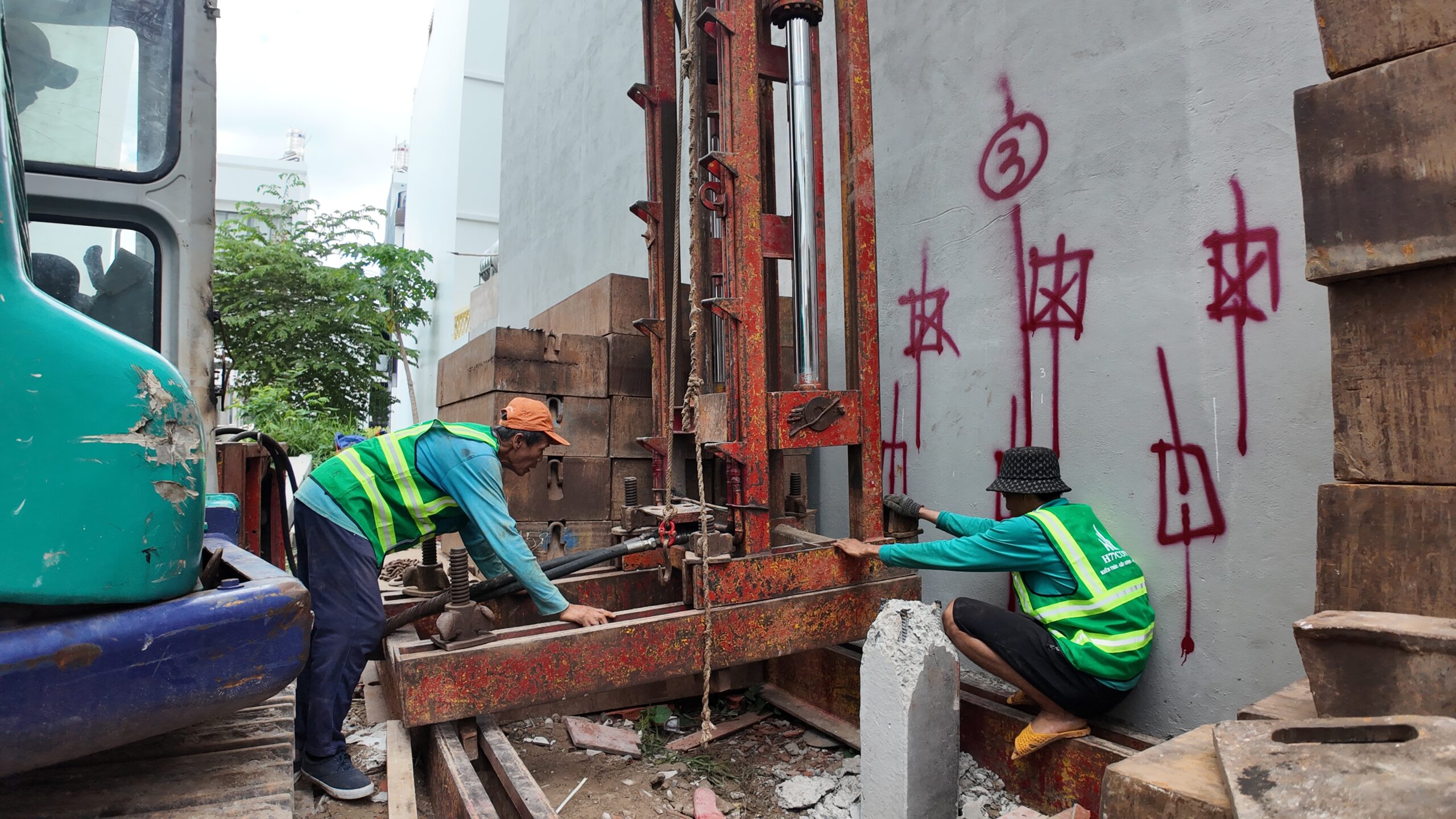 Hình ảnh đội ngũ công nhân H77CONS thi công ép cọc nhà phố