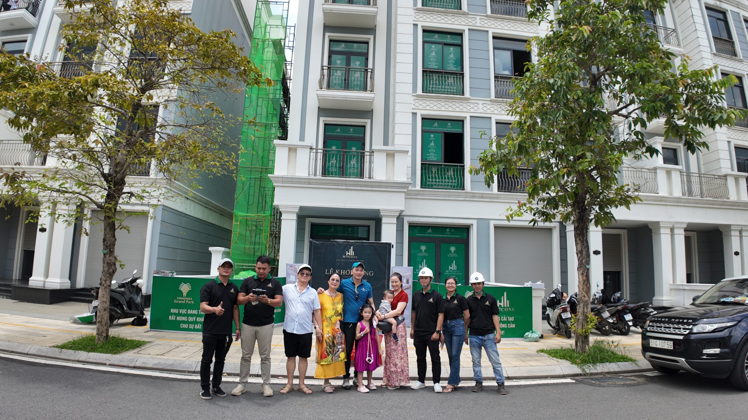 Hình ảnh đội ngũ H77CONS và Gia chủ tại Lễ Động thổ công trình nhà phố Vinhome Grandpark