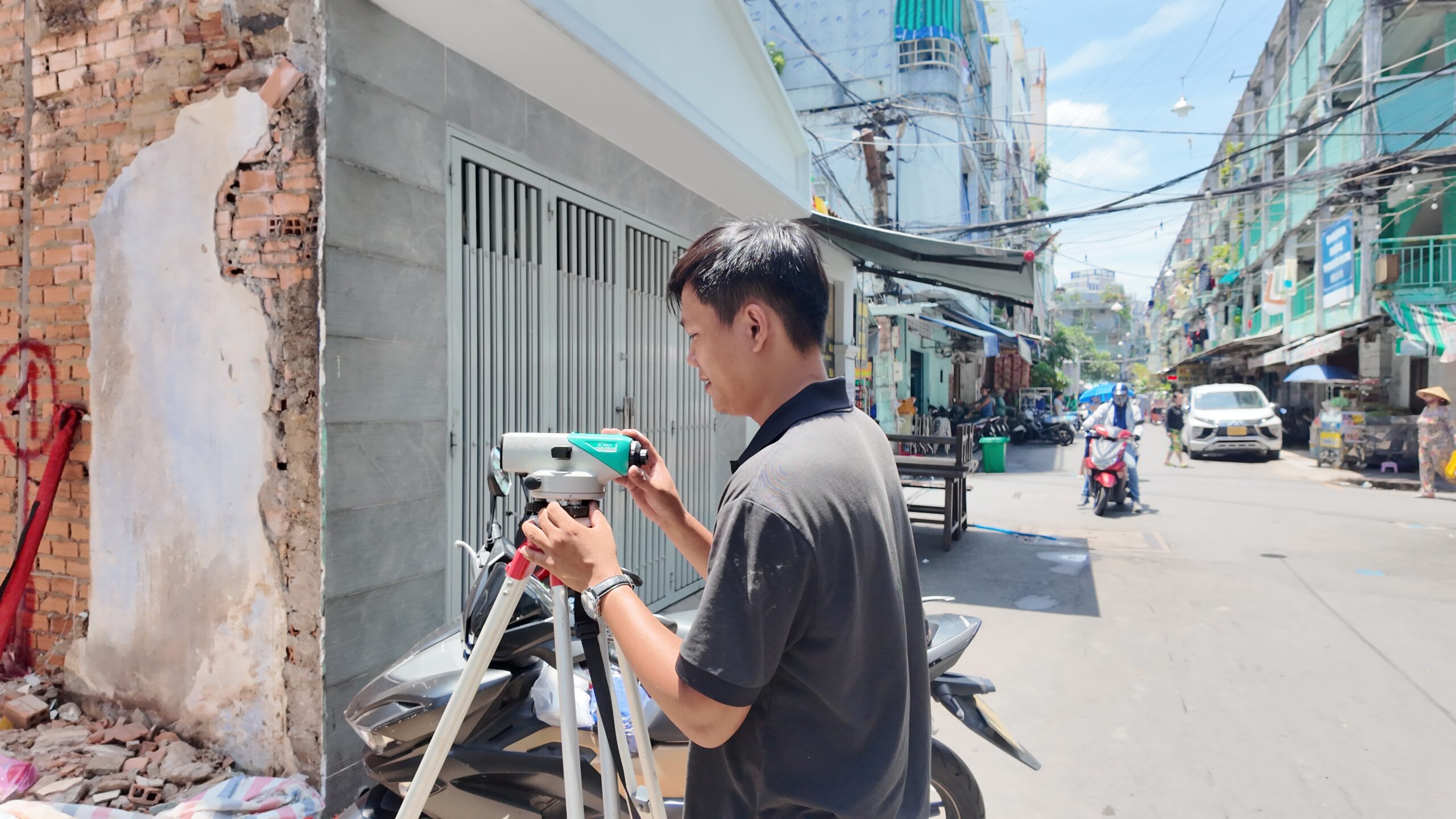 Hình ảnh Kỹ sư H77CONS tiến hành định vị công trình nhà phố Dr. Nguyên - Hình 1