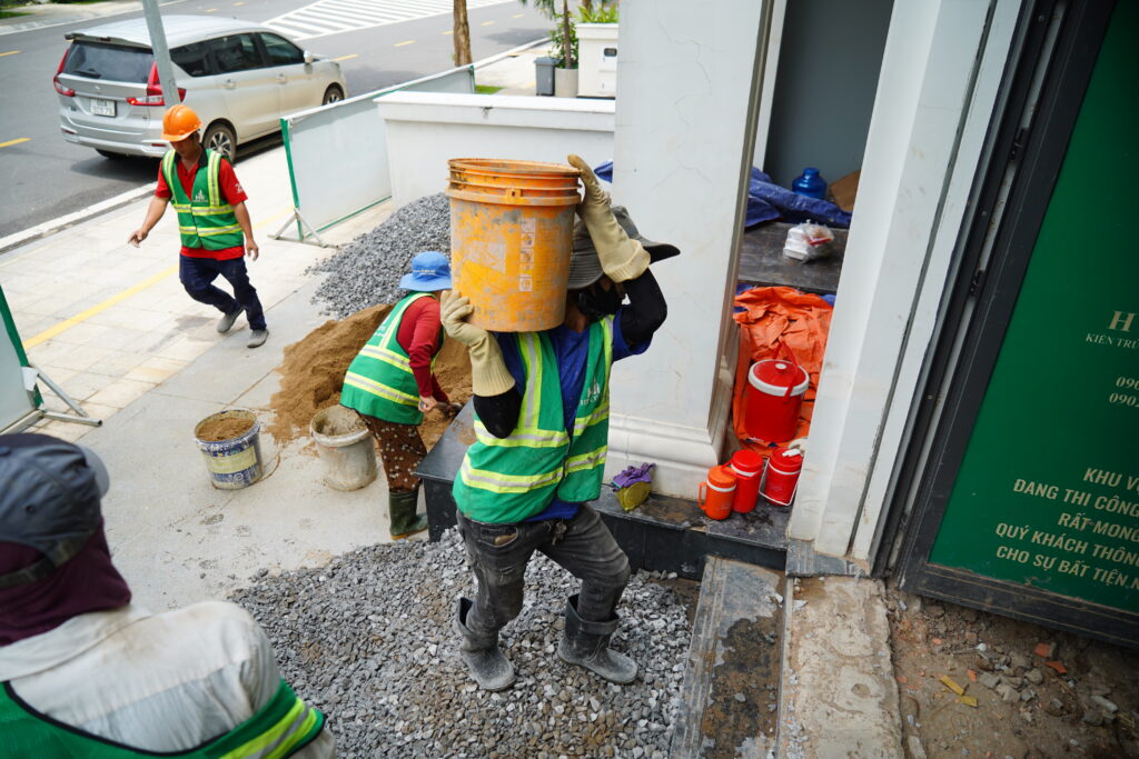 Hình ảnh thi công phần thô công trình nhà phố Mr. Khánh được thực hiện bởi đội ngũ công nhân H77CONS - Ảnh 2
