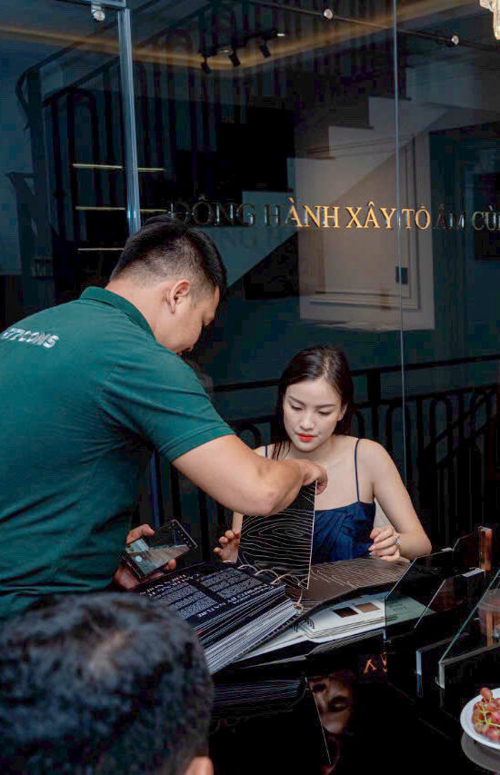 Đội ngũ H77CONS trao đổi và tư vấn phương án với khách hàng - Ảnh 1