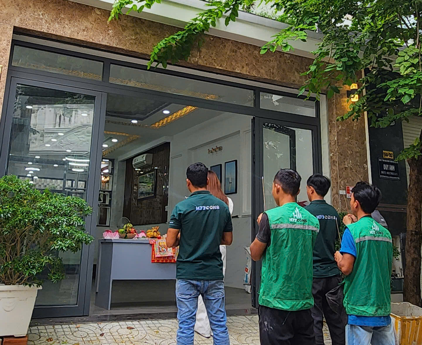 Hình ảnh tại Lễ Khởi công Nhà phố Ms. Vy cùng với đội ngũ H77CONS
