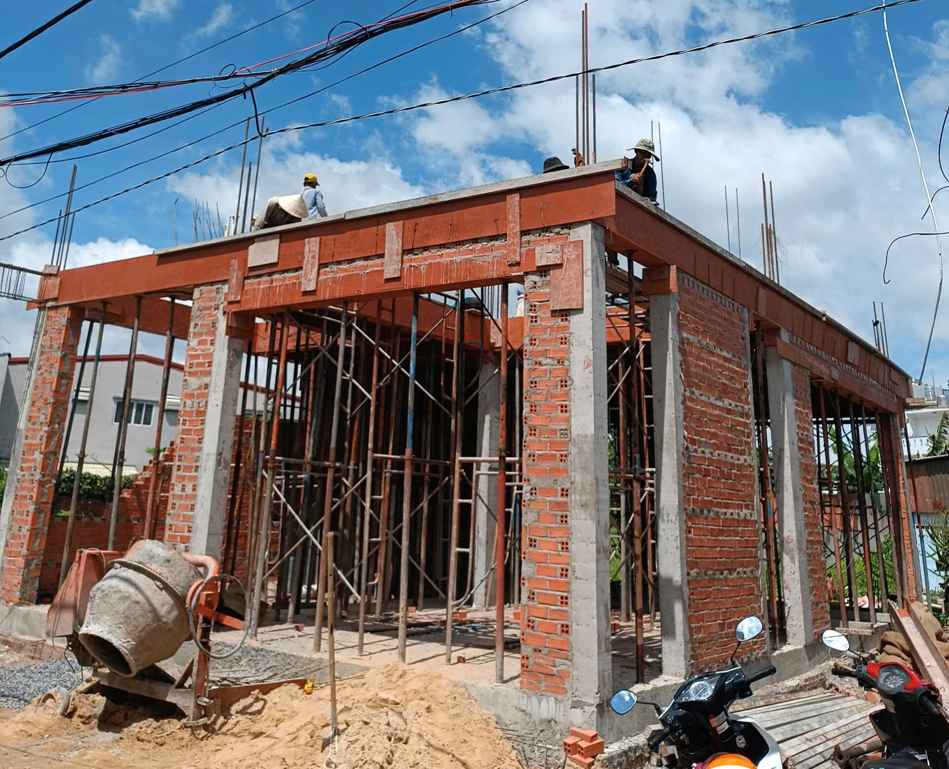 Hình thi công phần thô nhà phố Mr. Tính được thực hiện bởi đội ngũ H77CONS